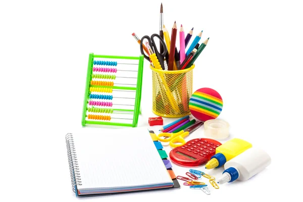 Schreibwaren und Schulbedarf isoliert auf weißem Hintergrund. — Stockfoto