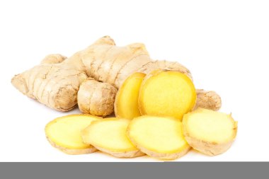 Beyaz arkaplanda zencefil kökü izole edildi.