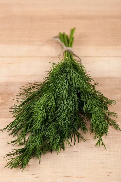 Bos van verse dille op een houten. — Stockfoto