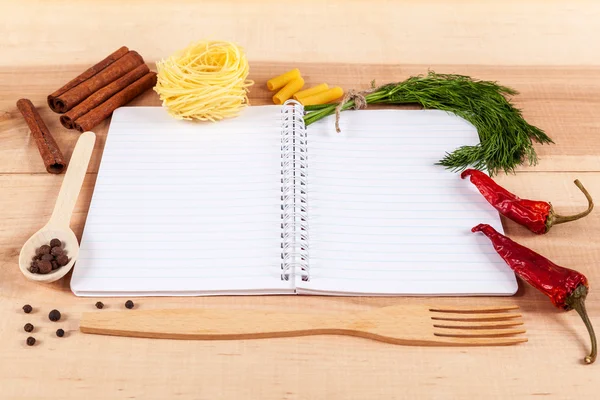 Pečící ingredience na vaření a notebook pro recepty. — Stock fotografie