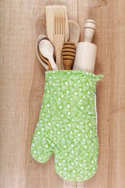 Mutfak eşyaları ahşap tahta üzerinde kümesi.