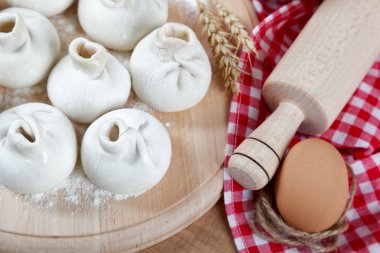 Ahşap oyun tahtası mantı köfte yemek için fırın malzemeleri