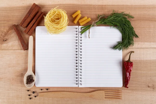 Los ingredientes para hornear para cocinar y cuaderno para recetas en un woo —  Fotos de Stock