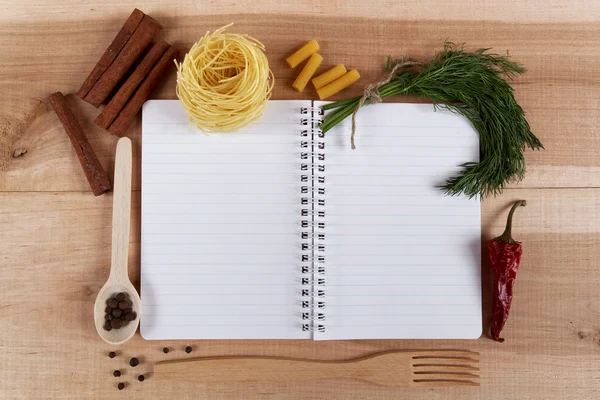 Los ingredientes para hornear para cocinar y cuaderno para recetas en un woo —  Fotos de Stock