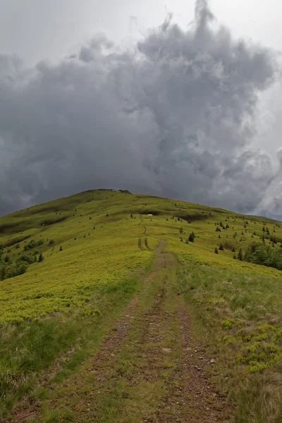 Trail on the mountain top and stormy sky. — Stock Photo, Image