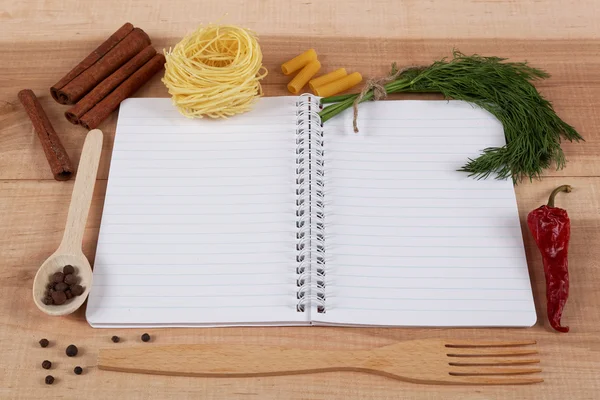 Pečící ingredience na vaření a notebook pro recepty na woo — Stock fotografie