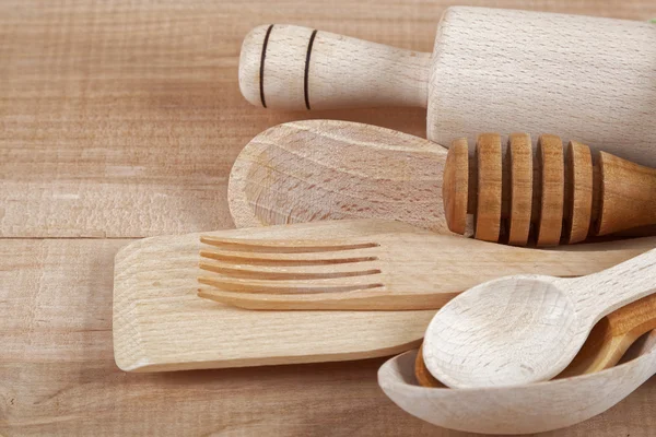 Set de utensilios de cocina sobre tabla de madera . — Foto de Stock