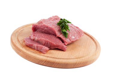 Beyaz zemin üzerinde bir kesme tahtası üzerinde et.