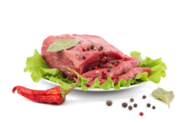 Beyaz arka planda taze çiğ et.