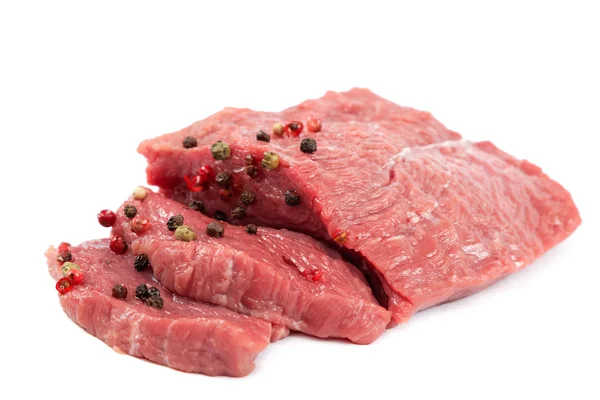 Carne fresca cruda su fondo bianco. — Foto Stock