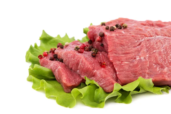 Carne crua fresca isolada sobre fundo branco . — Fotografia de Stock