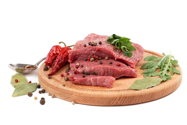 Carne su un tagliere isolato su sfondo bianco . — Foto Stock