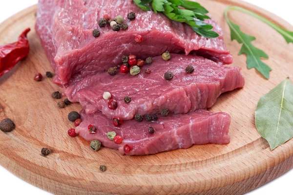 Carne su un tagliere isolato su sfondo bianco . — Foto Stock