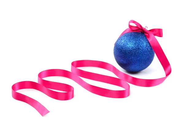 Palla blu di Natale con nastro rosa vacanza . — Foto Stock