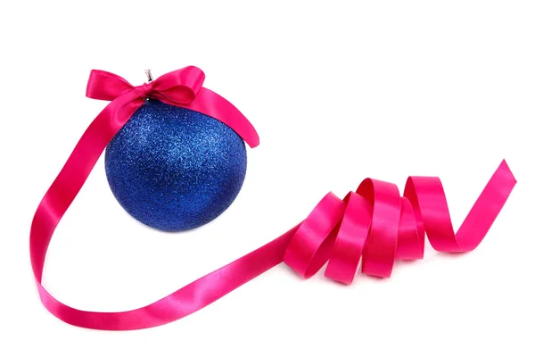 Μπλε Χριστουγεννιάτικη μπάλα με ροζ Διακοπές κορδέλα. — Φωτογραφία Αρχείου