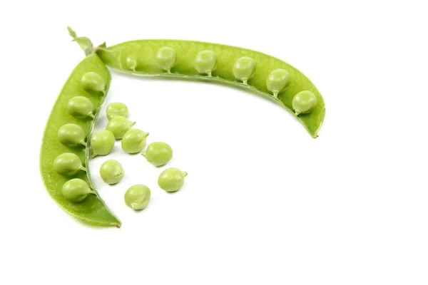 Groene erwten op een witte achtergrond. — Stockfoto