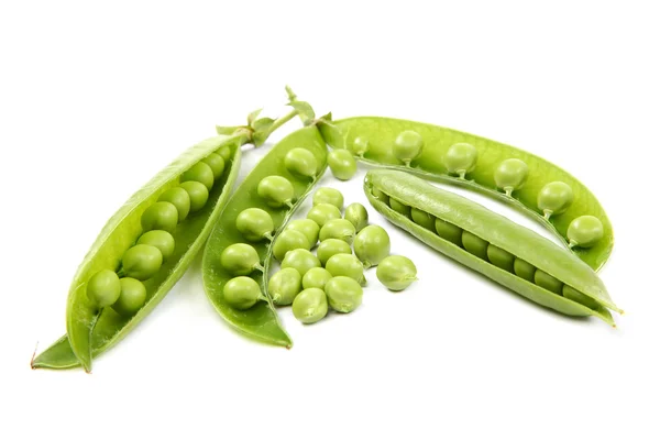 Groene erwten op een witte achtergrond. — Stockfoto