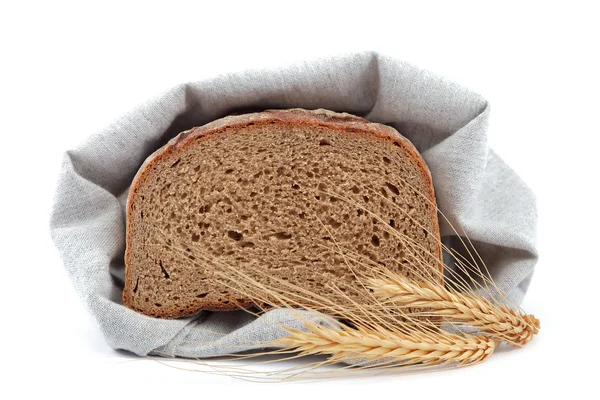 Frisches Brot auf weißem Hintergrund. — Stockfoto