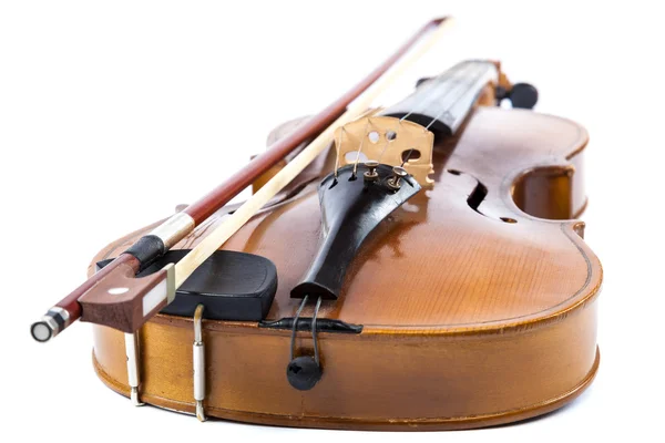 Violino e arco sobre um fundo branco . — Fotografia de Stock