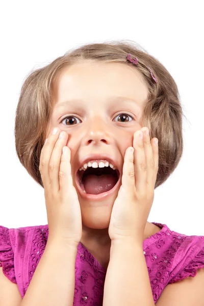 Красивая маленькая девочка счастлива и удивлена на белом фоне . — стоковое фото