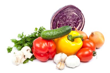 Beyaz arka planda taze sebzeler.