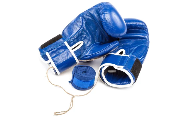 Luvas de boxe e ligaduras em um fundo branco . — Fotografia de Stock