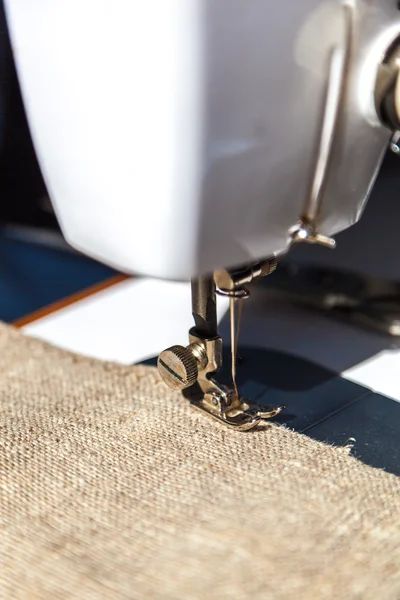 Máquina de costura e tecido de perto — Fotografia de Stock