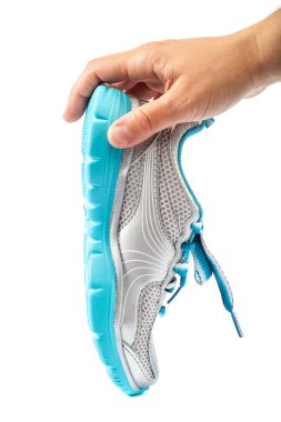 Spor ayakkabı beyaz arka plan üzerinde elinde.