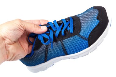 Spor ayakkabı beyaz arka plan üzerinde elinde.