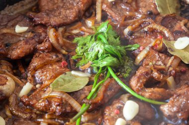 Arka plan olarak yeşillikleri ile kavrulmuş et