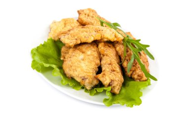 Biftek ve marul üzerine beyaz bir arka plan.