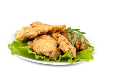 Biftek ve marul üzerine beyaz bir arka plan.