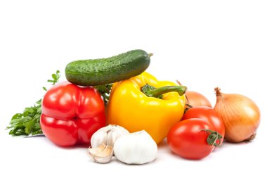 Beyaz arka planda taze sebzeler.