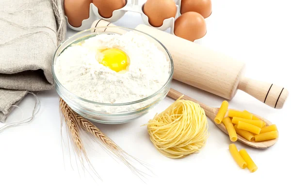 Bakning ingredienser för matlagning på vit bakgrund. — Stockfoto
