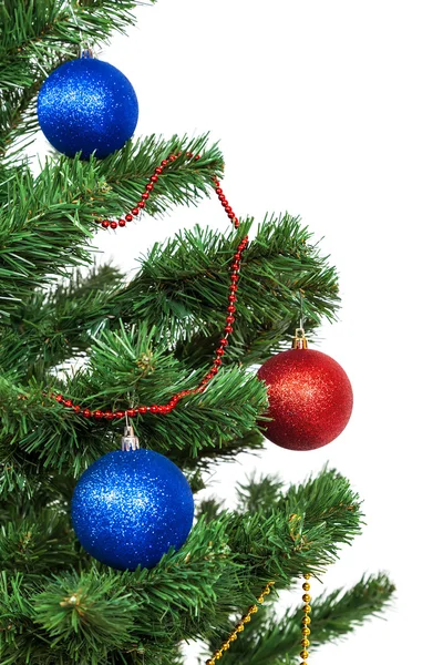 圣诞树上装饰着蓝色和红色的球 — 图库照片