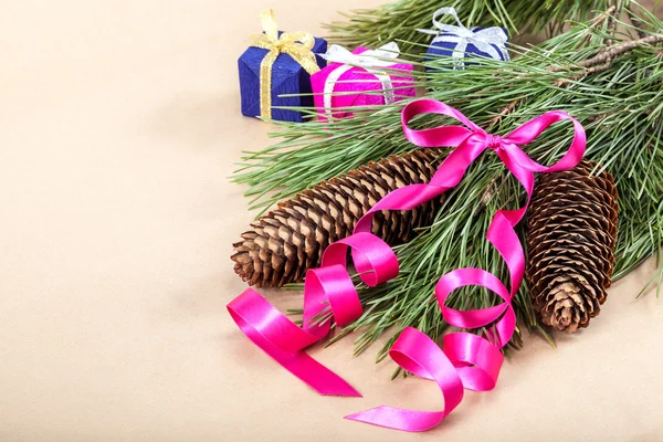 Cadeaux de Noël et branches d'épinette . — Photo