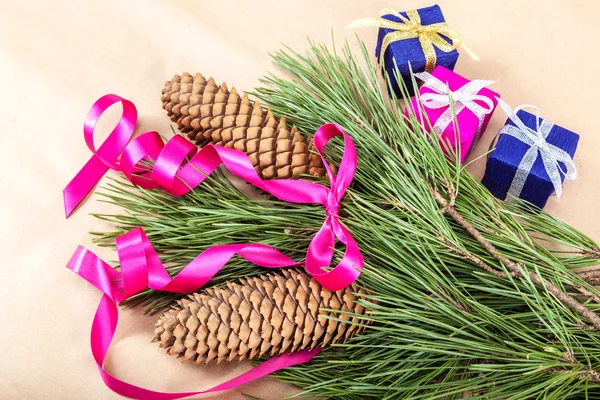 Julklappar och spruce grenar — Stockfoto