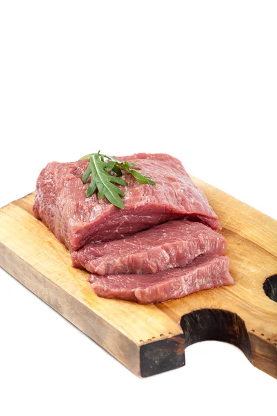 Carne su un tagliere su sfondo bianco . — Foto Stock