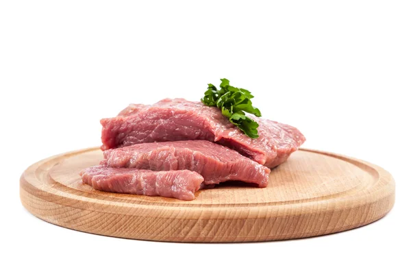 Carne su un tagliere su sfondo bianco . — Foto Stock