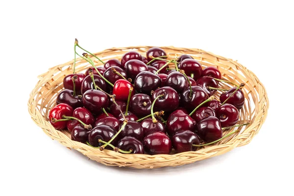 Frutas de cerezas dulces en un plato de mimbre . — Foto de Stock