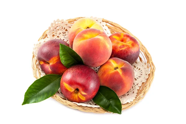 Owoce brzoskwinie i nektaryny w naczyniu wiklinowe. — Zdjęcie stockowe