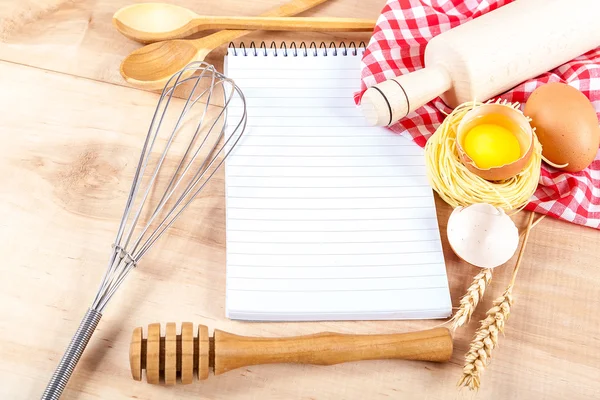 Bakken ingrediënten voor het koken en laptop voor recepten. — Stockfoto