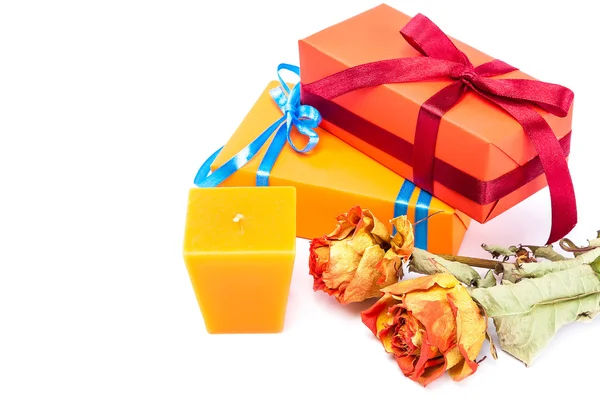 Scatole con regali di vacanza, fiori e una candela . — Foto Stock