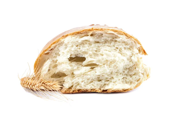 Färskt bröd på vit bakgrund. — Stockfoto