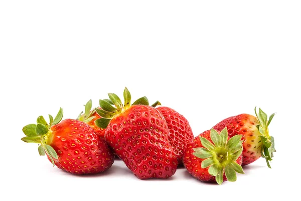 Frutta fresca alla fragola su sfondo bianco. — Foto Stock