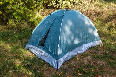 Çadır kampı nehrin yakınındaki ormanda