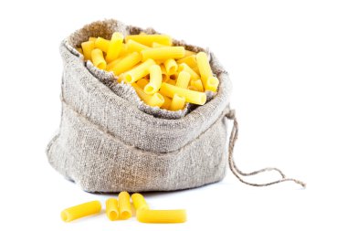 Beyaz arka plan üzerinde makarna ile çuval.