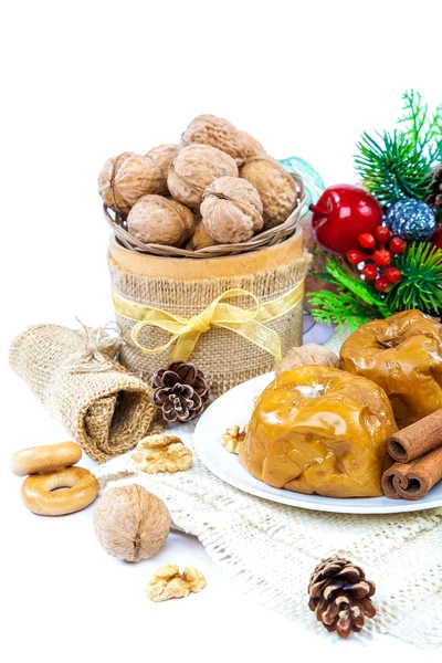 Manzanas al horno con nueces y canela con decoraciones navideñas . — Foto de Stock