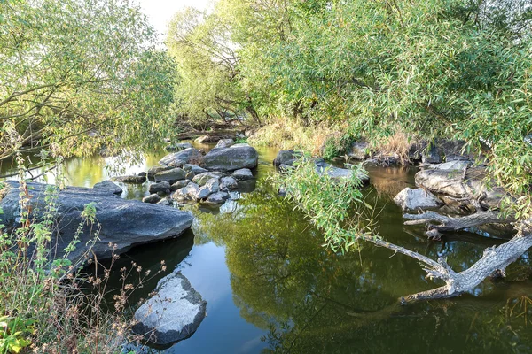 Rapides de pierre sur la rivière dans les rayons du lever du soleil . — Photo