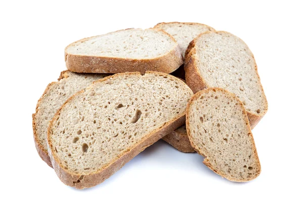 Chleb żytni na białe tło w plasterkach. — Zdjęcie stockowe